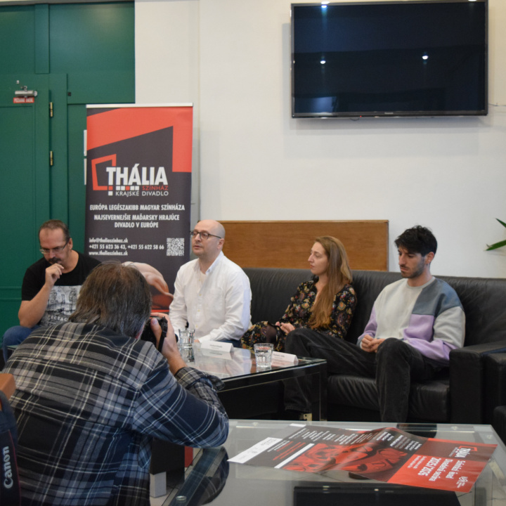 Recenzia od A Thália Színház évada és mottója: ''De néha hallom az időt''