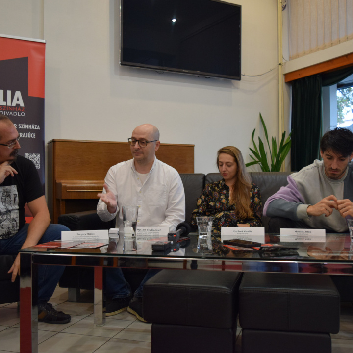 Recenzia od „Néha hallom az időt” – Új évadot hirdetett a Thália Színház Kassán